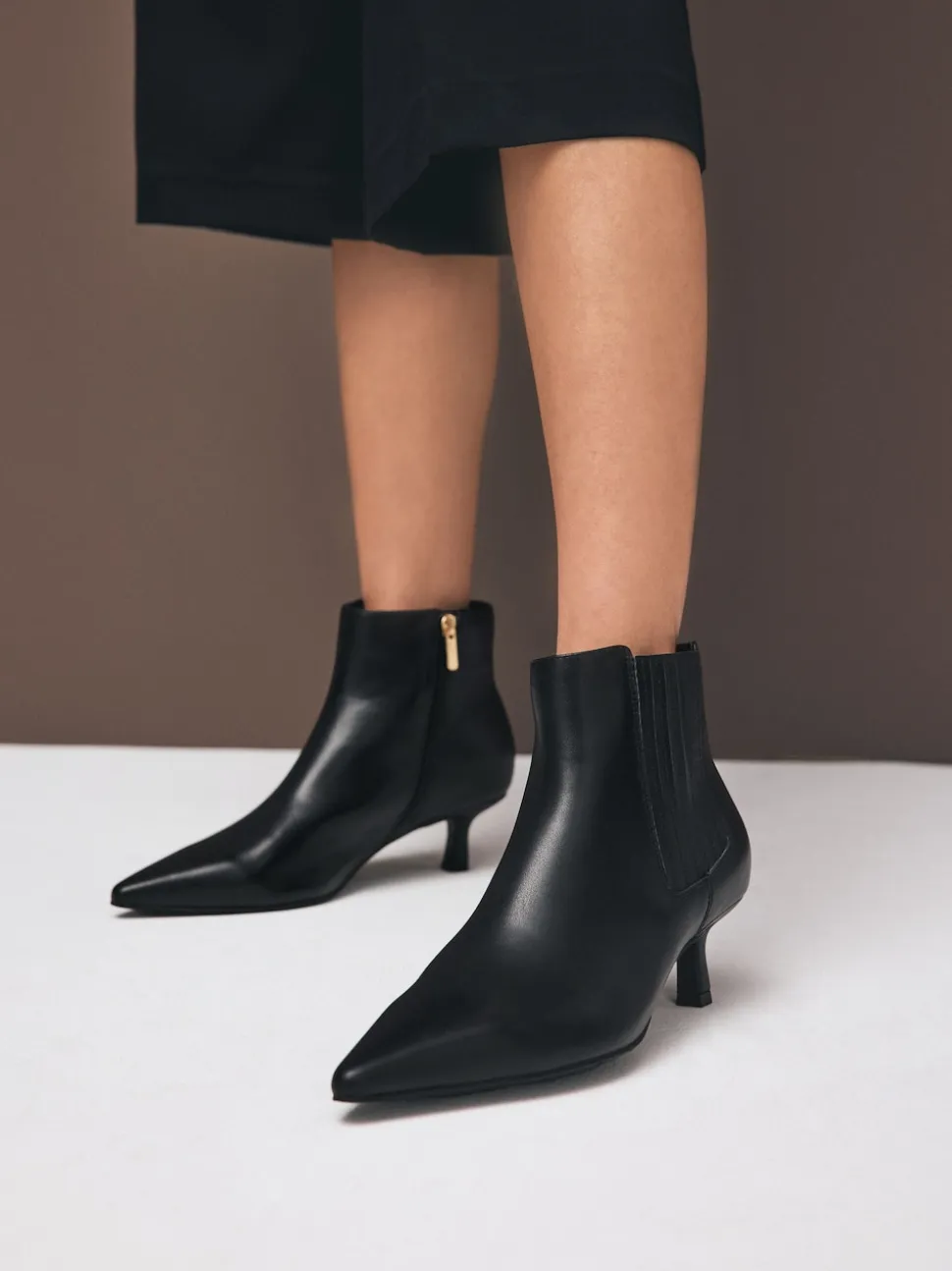 Black Leather Motion Flex Almond Toe Chelsea Style Ankle Boots