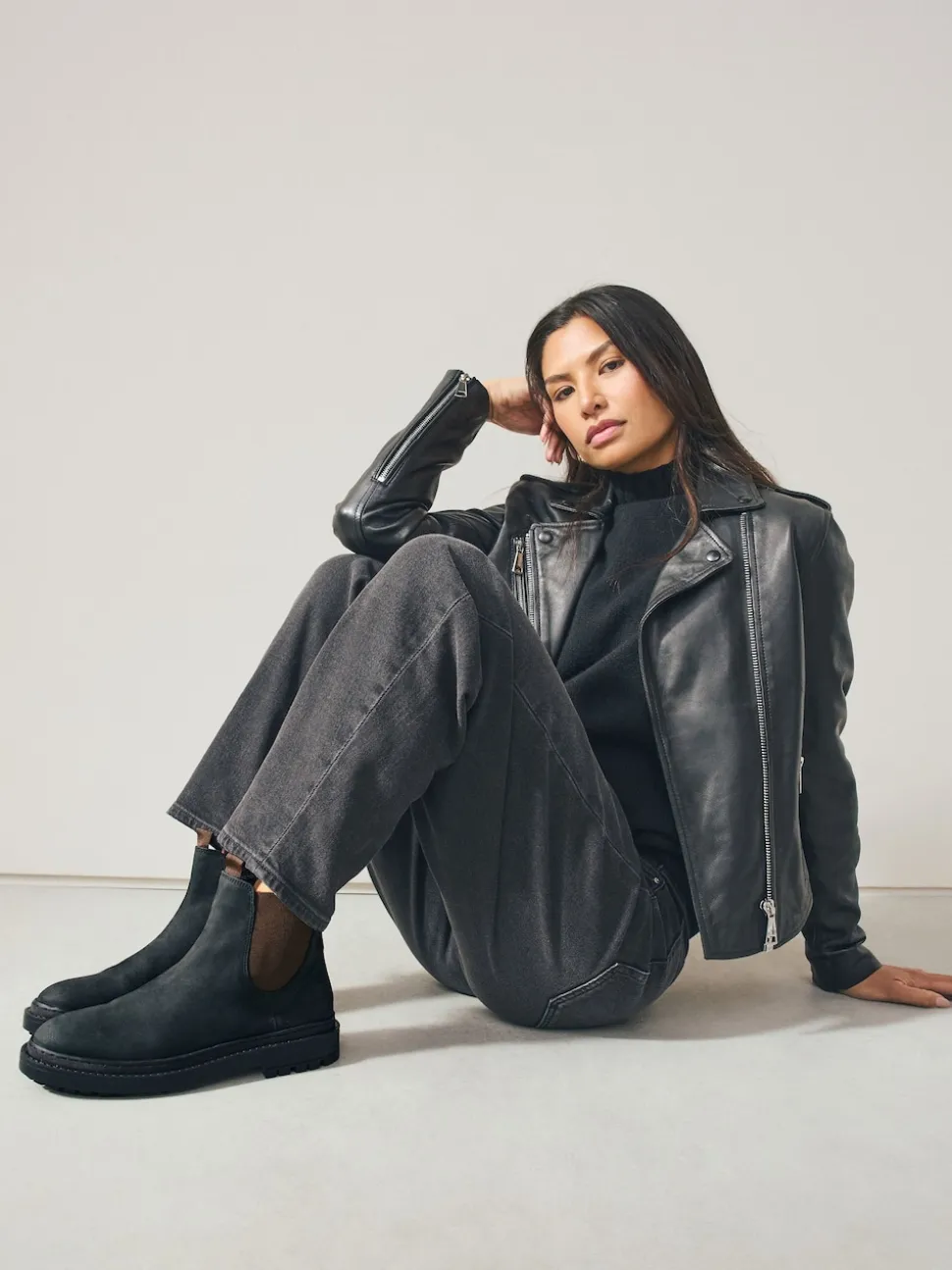 Black Oiled Leather Forever Comfort® Round Toe Chelsea Boots