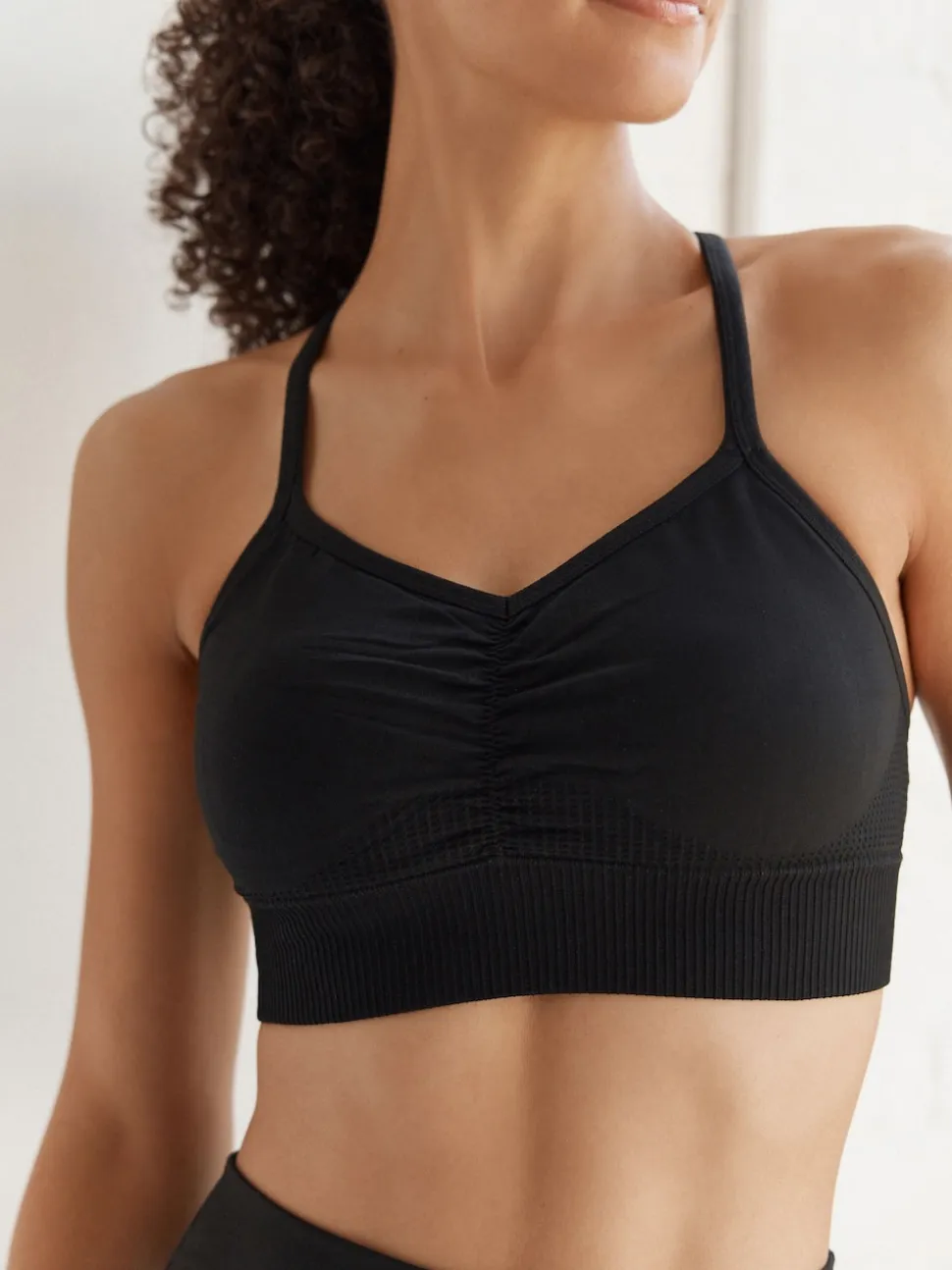 Black Seamless Strappy Sports Bra