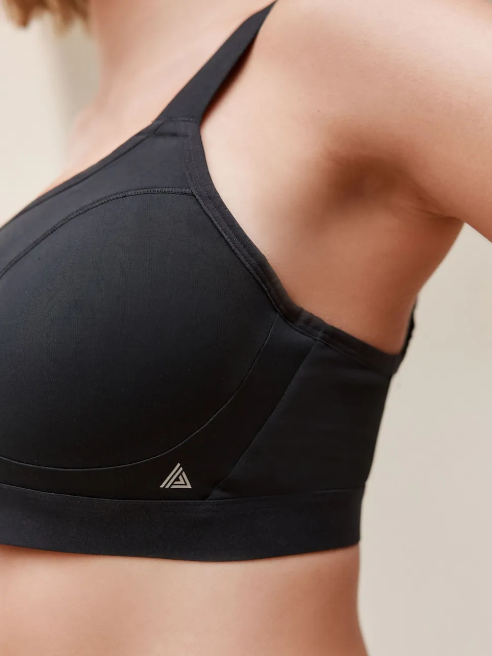 Black Ultimate Support Non Pad Minimising Wired Dry Tech High Impact Sports Bra