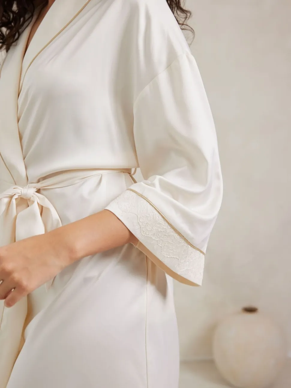 Chelsea Peers White Satin Lace Trim Robe Dressing Gown