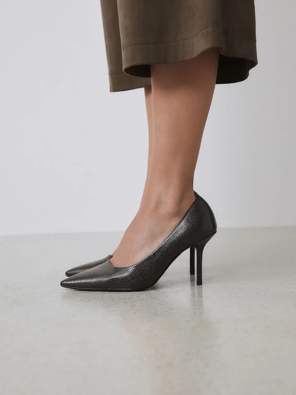 Chocolate Brown Standard/Wide Fit Forever Comfort® Point Toe Court Heels