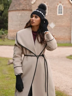 Love & Roses Black Scallop Trim Ribbed Pom Hat and Gloves Set