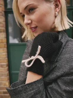 Monochrome 3D Bows Knitted Gloves 1 Pack