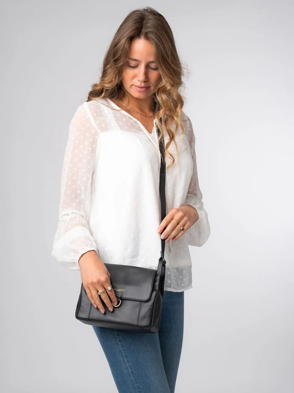 Pure Luxuries London 'Cassie' Leather Crossbody Bag
