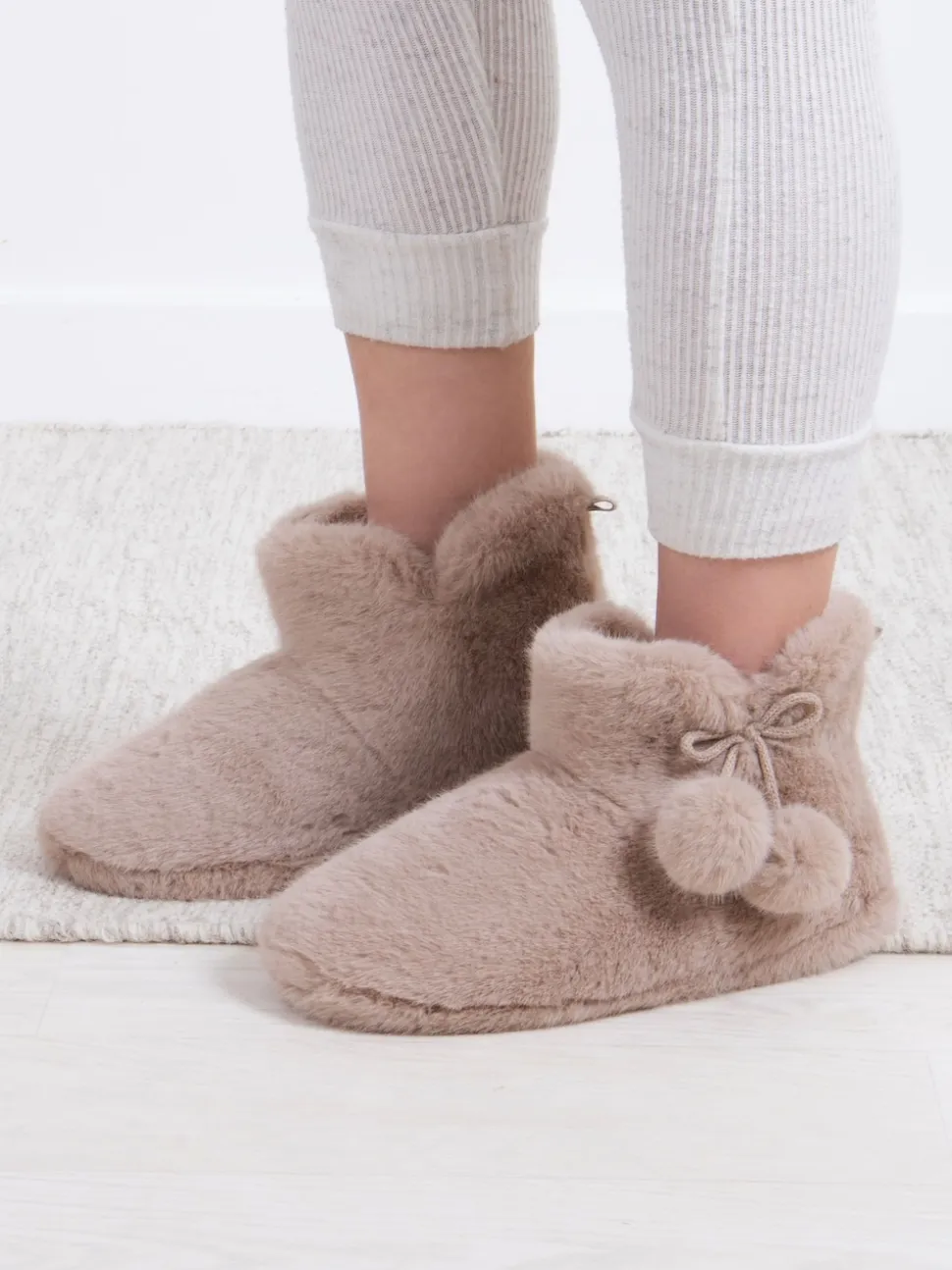 Totes Cream Toasties Ladies Faux Fur Boot Slippers